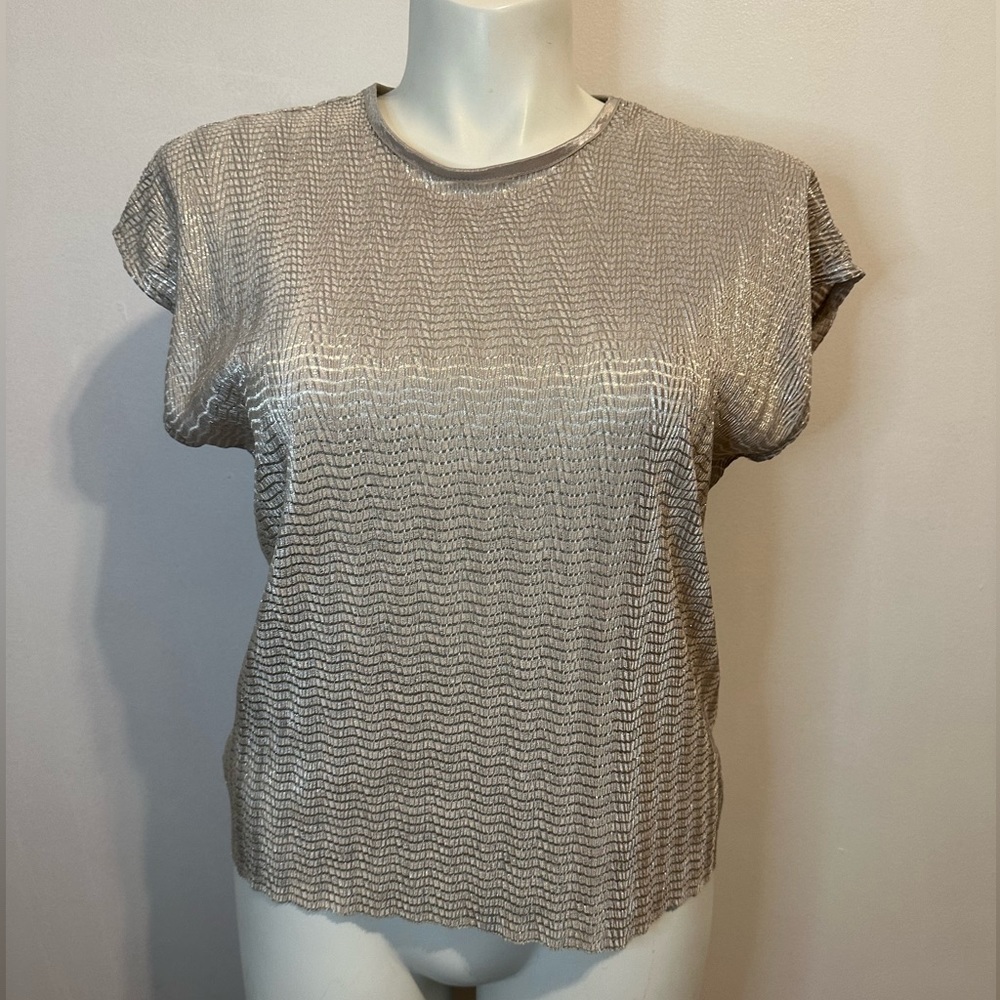 Women’s Kim Roger’s short sleeve top. Size large
